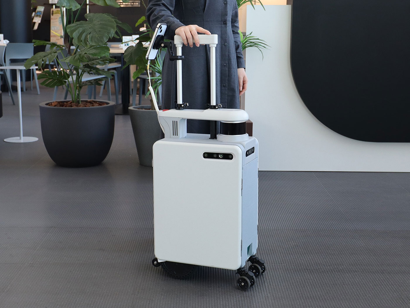 自律型ナビゲーションロボット「AIスーツケース」デザインを一新し、新
