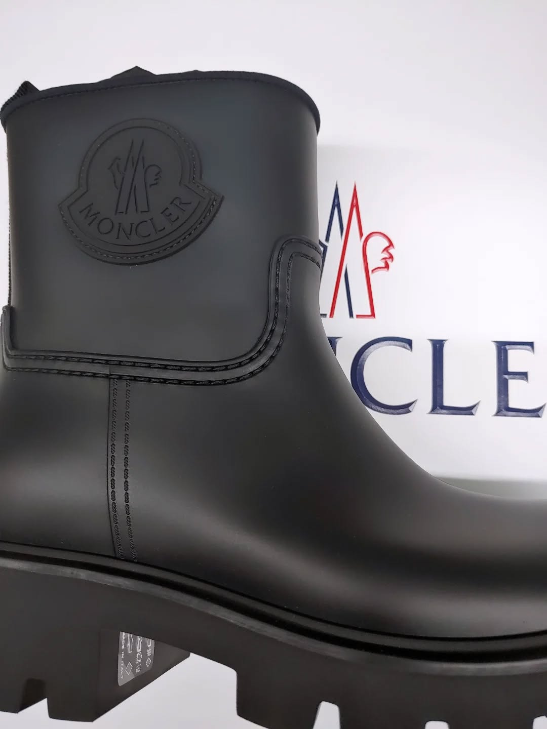 ☔✨雨の日もラグジュアリーに👢 【#MONCLER】の #キックストリーム