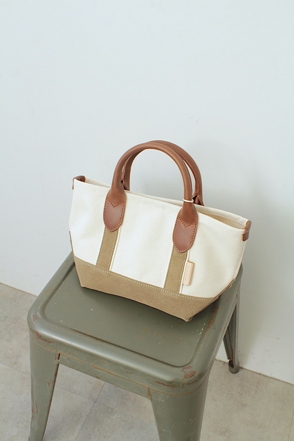 Hender Scheme”campus suede handle tote S”2色展開 | 東京 都立大学