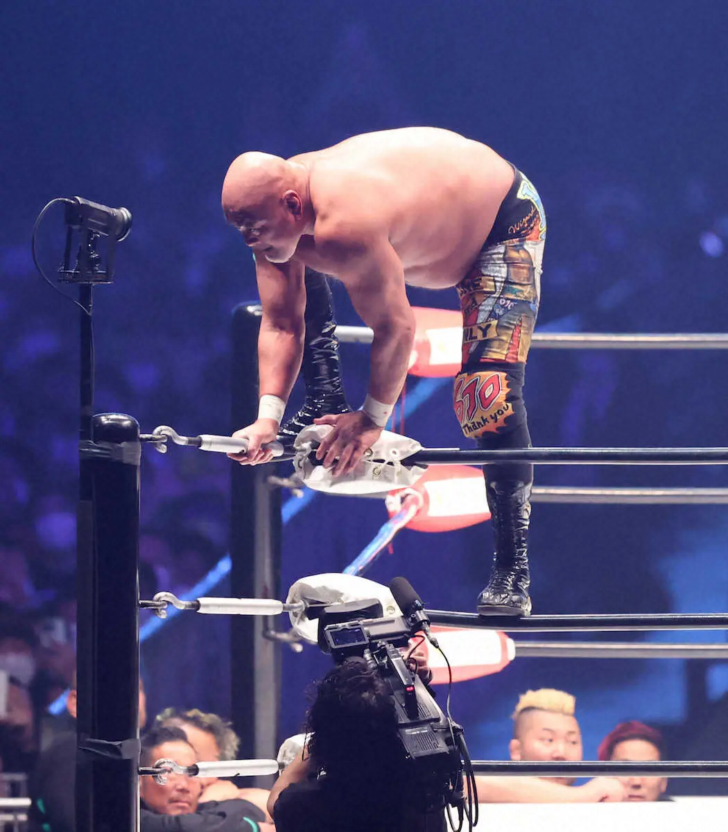 武藤敬司 ラストマッチでムーンサルトプレス2度挑むも断念…「怒ってる