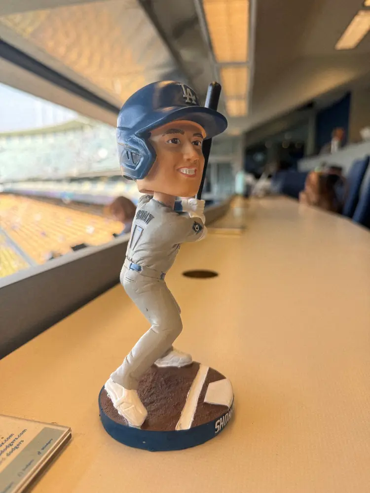 大谷翔平首振り人形 ド軍ナインはお気に入り求めて交換会 大谷は自宅に
