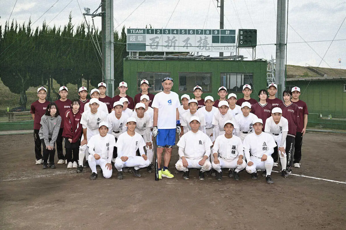 練習を終え、岐阜高校野球部員らと記念写真に納まるイチローさん（代表