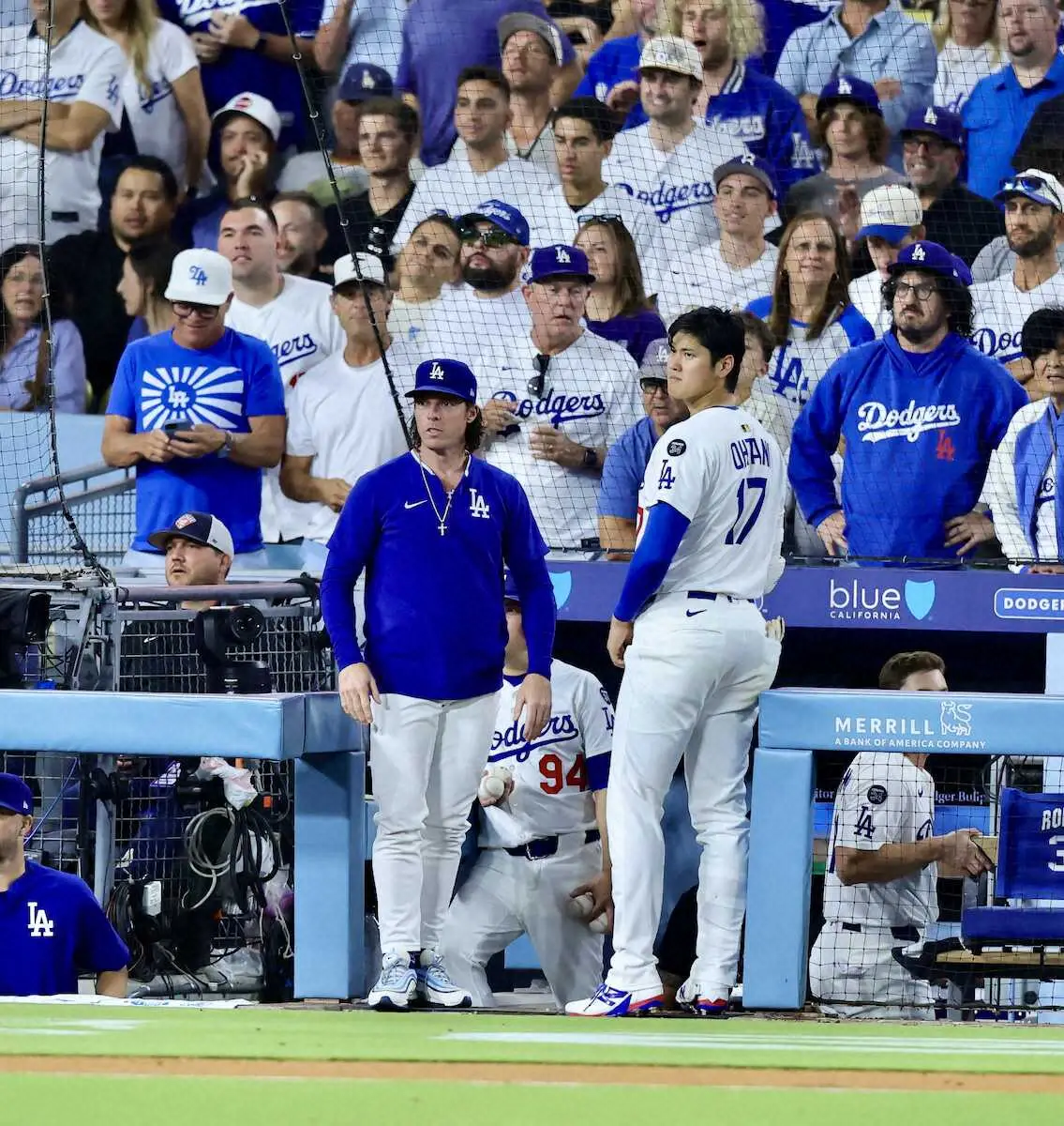 ドジャース・パドレス＞4回、パヘスへの死球でベンチを出るドジャース