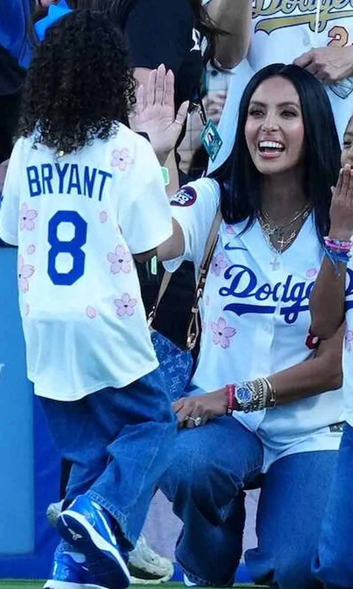 記事全文】ドジャース コービーさんボブルヘッド人形配布 始球式には三