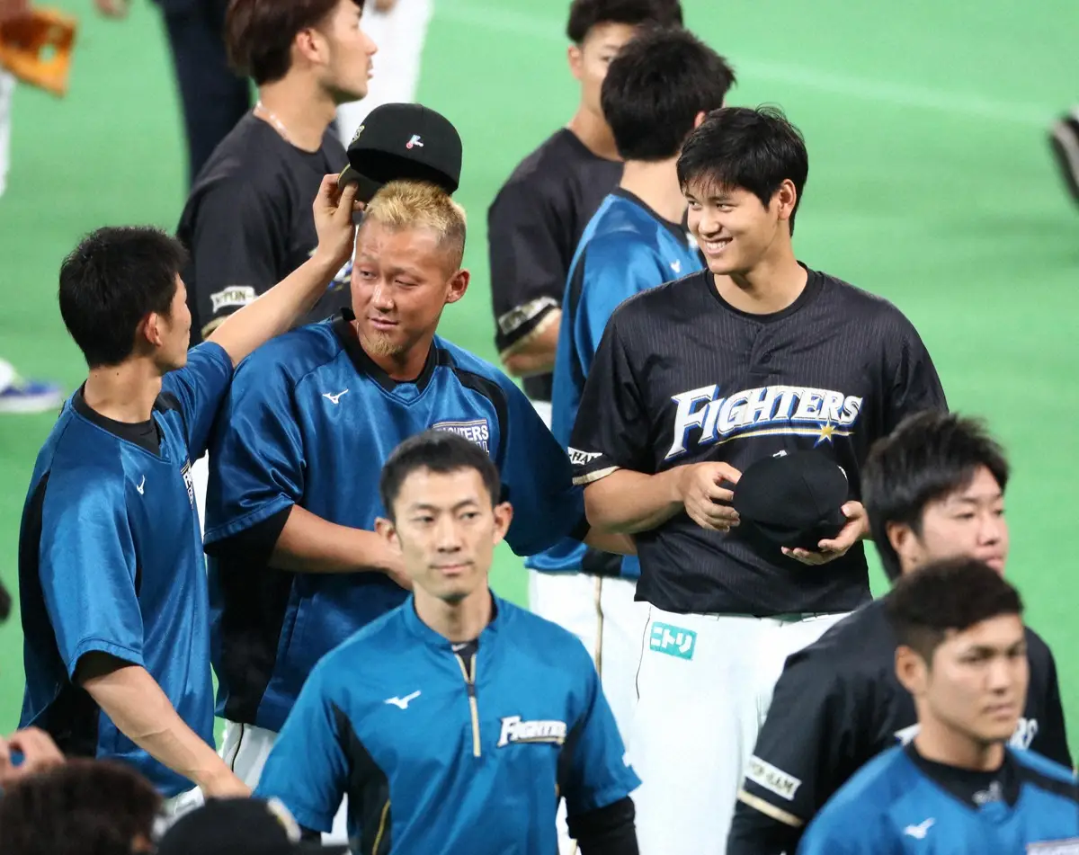 2017年、大野奨太（左）に帽子を取られる中田翔（中央）の横で笑顔を