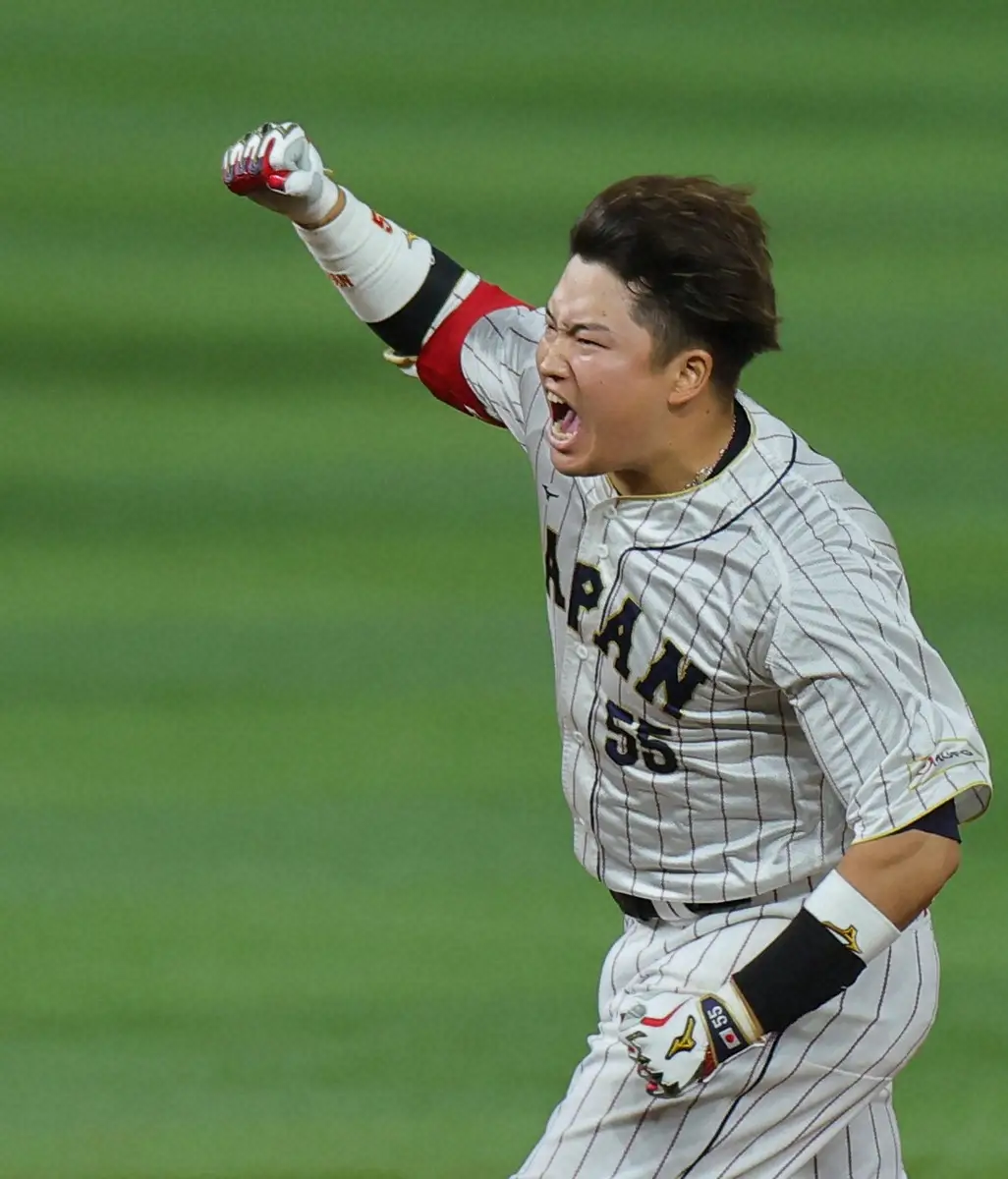 第5回WBCメキシコ戦でサヨナラ打を放ち、喜びを爆発させる村上