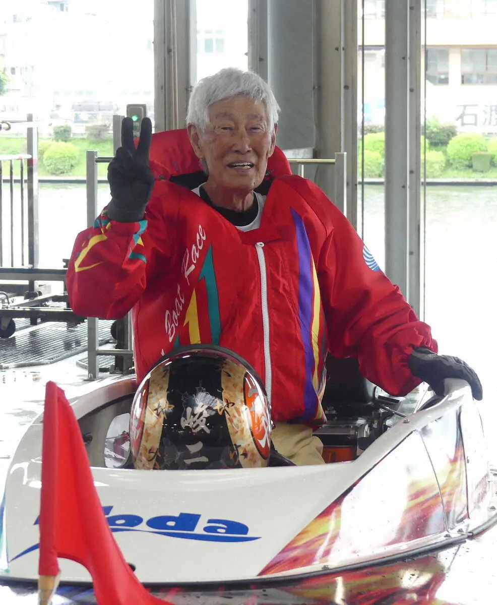 地元・戸田でのデモンストレーションを終え、ボートの中でピースサイン