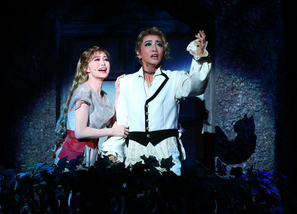 宝塚「ロミオとジュリエット」初日 礼真琴、舞空瞳が客席を魅了