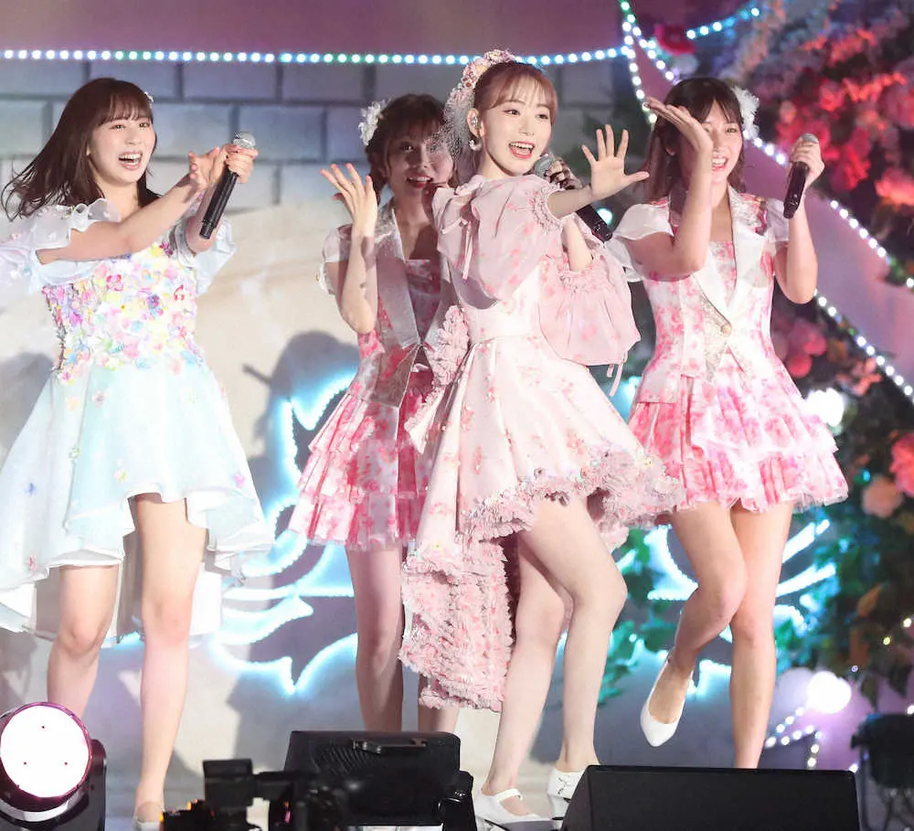 卒業コンサートで熱唱する宮脇咲良（中）（撮影・岡田 丈靖