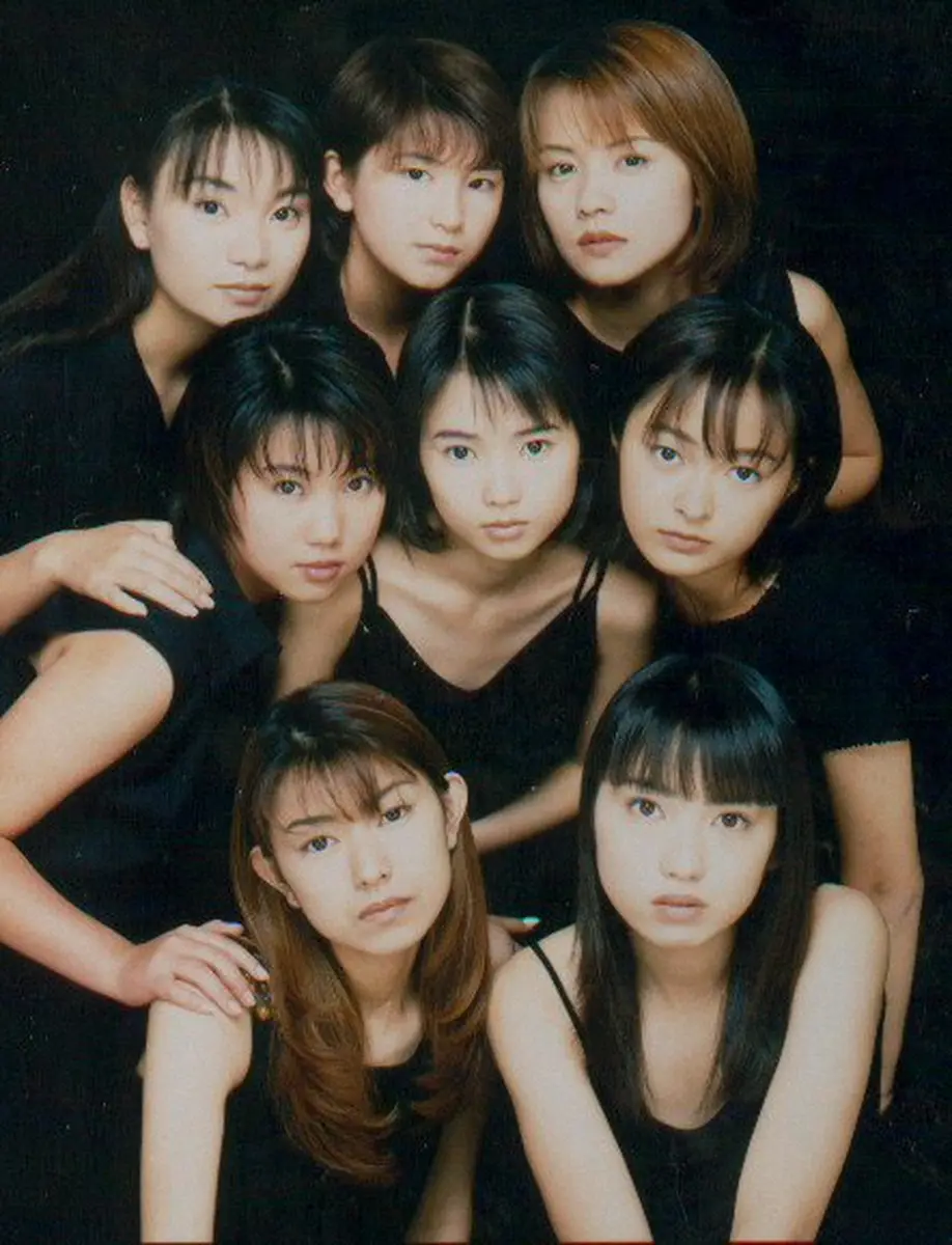 モーニング娘。の（前列左から）安倍なつみ・後藤真希・矢口真里（後列