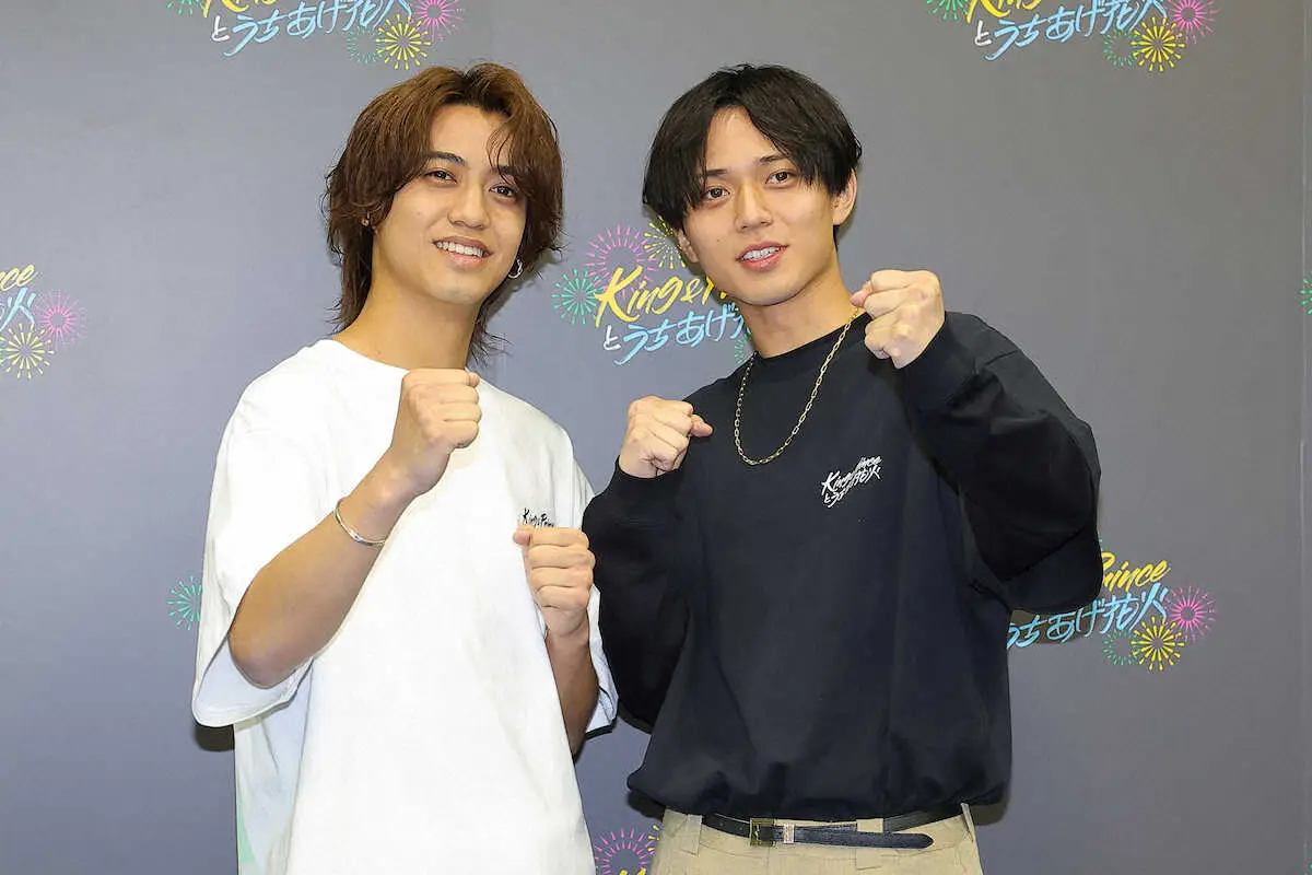 フォトセッションでポーズを決めるKing＆Princeの高橋海人（左）と永瀬
