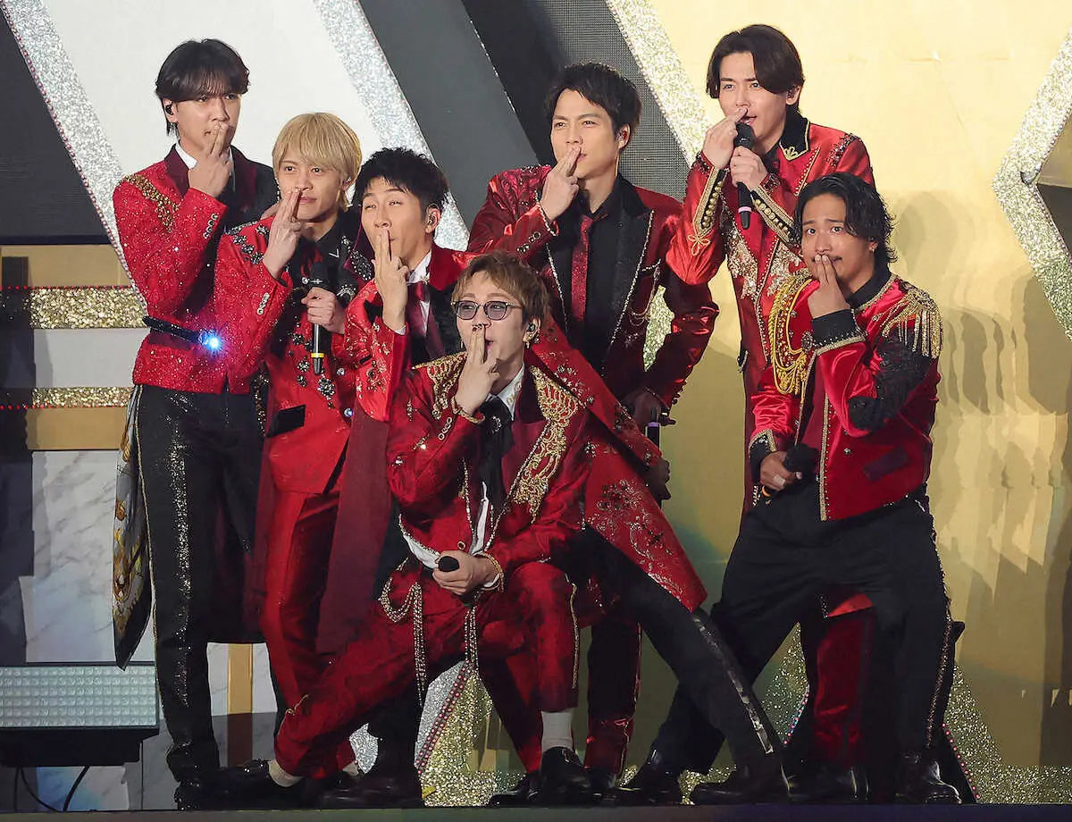 WEST. 10th Anniversary LIVE TOUR AWARD＞パフォーマンスを披露する