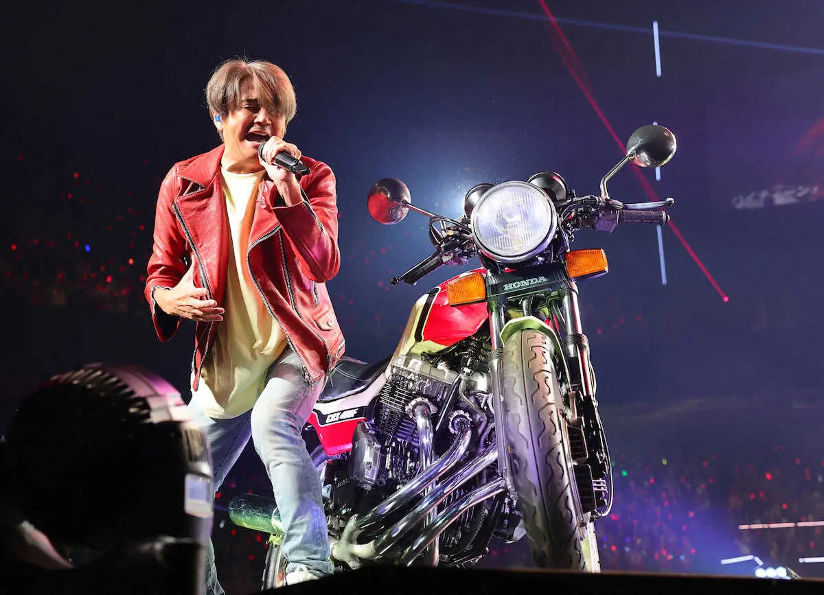 近藤真彦 赤い革ジャン姿で「マッチ、還暦～！」 還暦バースデーに