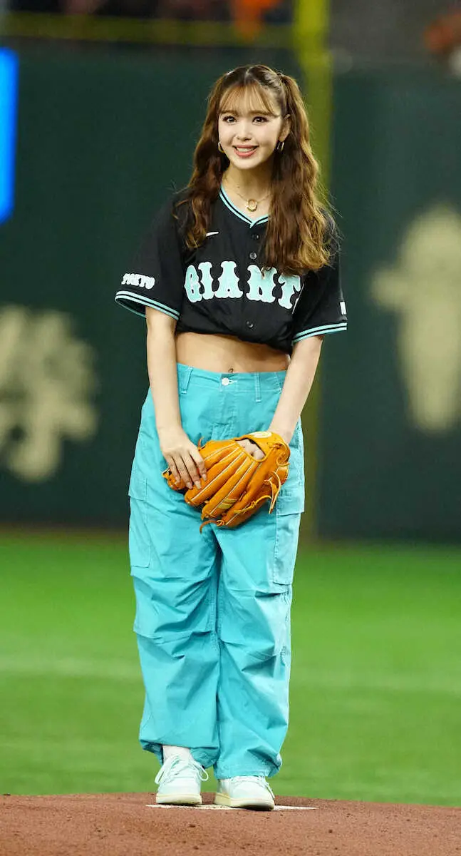 巨・D＞始球式に登場した藤田ニコル（撮影・島崎忠彦） - スポニチ