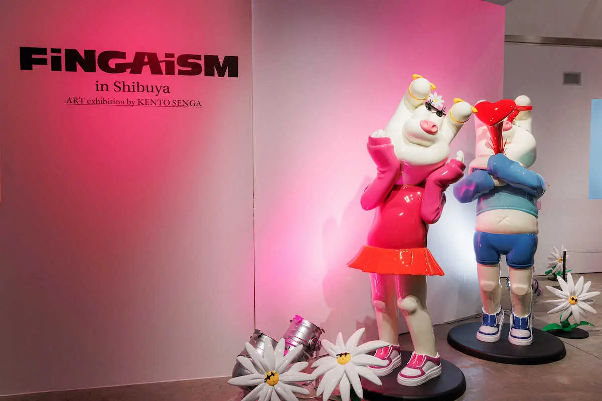 自身が手がけたキャラクターアート「FiNGAiSM」の巨大フィギュア