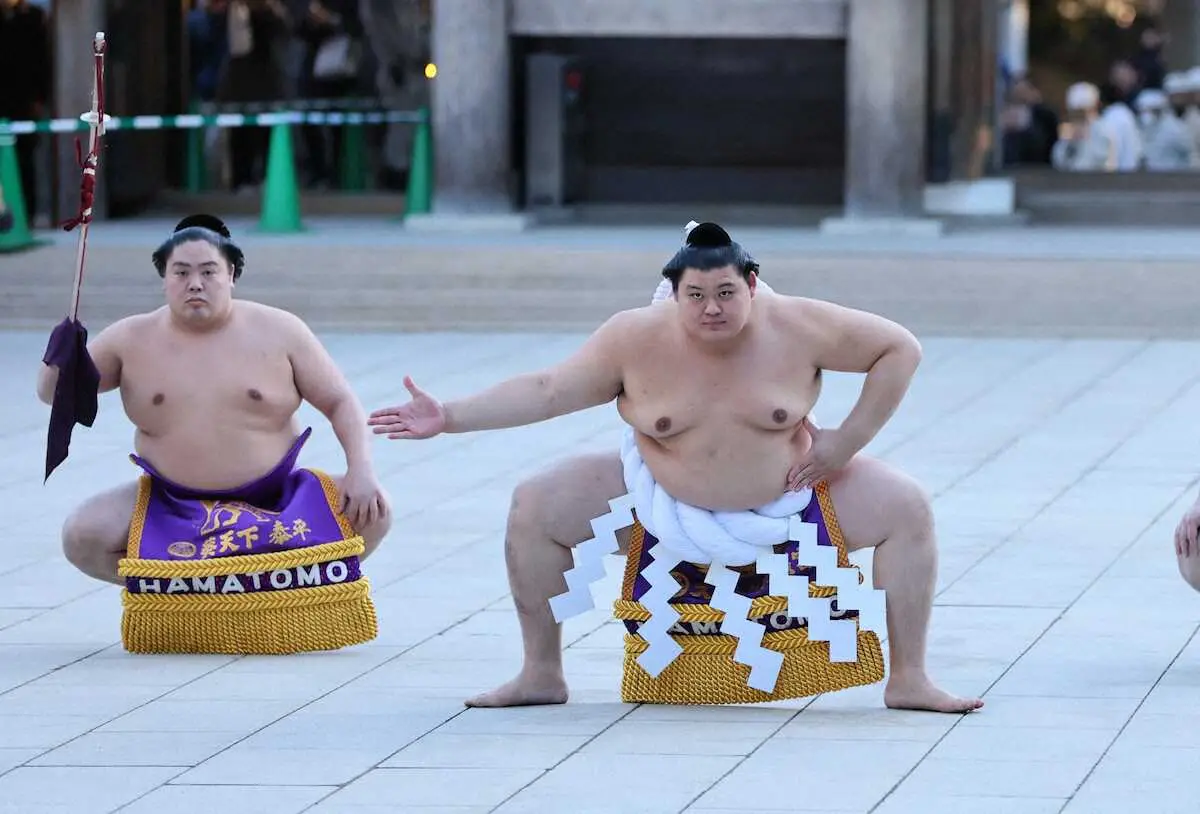 新春恒例、明治神宮で奉納土俵入り 6年ぶりに東西横綱そろった