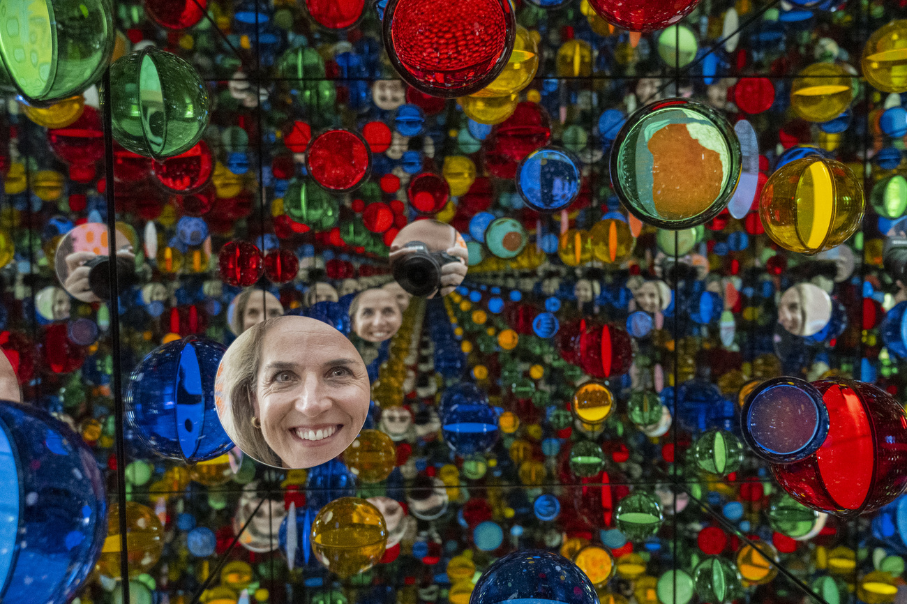 カラフルなドットに隠れた暗い側面 バーゼルで草間彌生展 - SWI