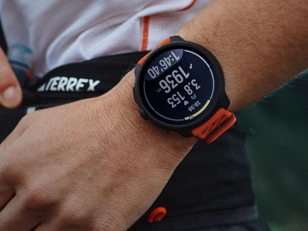 スント史上最高輝度・最大ディスプレイ【“ランニング特化型”スマート