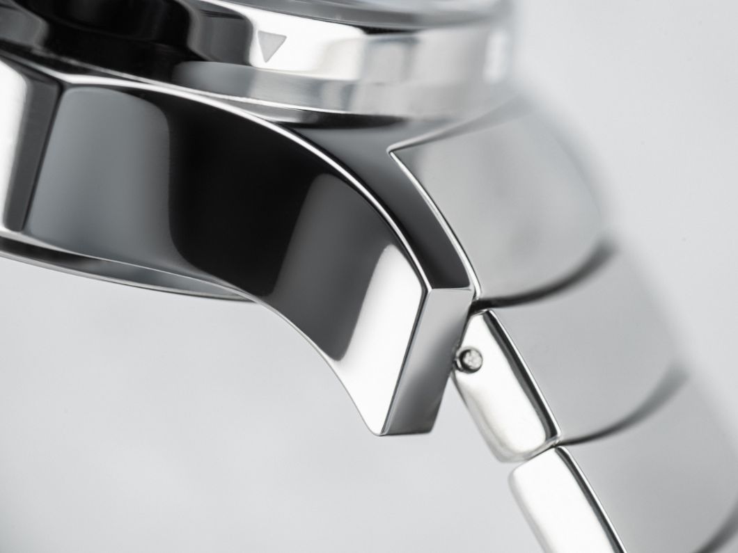 まるで氷河のような輝き！全身鏡面仕上げが美しすぎる、200m防水機能