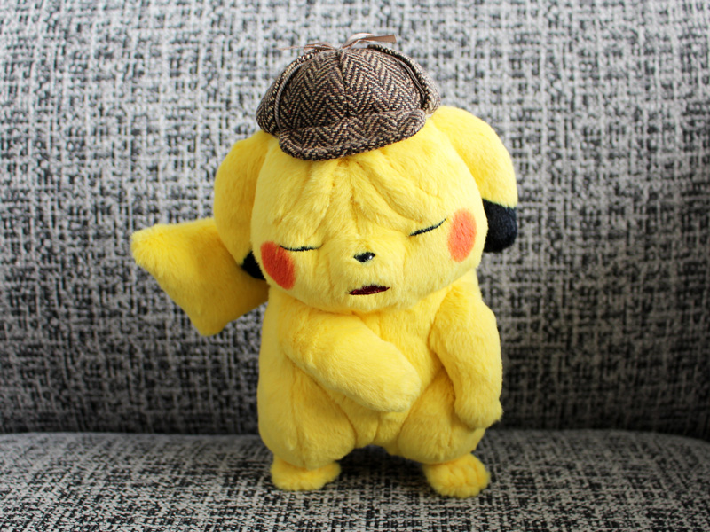 実写映画「名探偵ピカチュウ」より、あの表情のピカチュウがぬいぐるみ