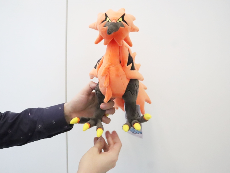 冠の雪原」で活躍するポケモンたちのぬいぐるみがポケモンセンターに