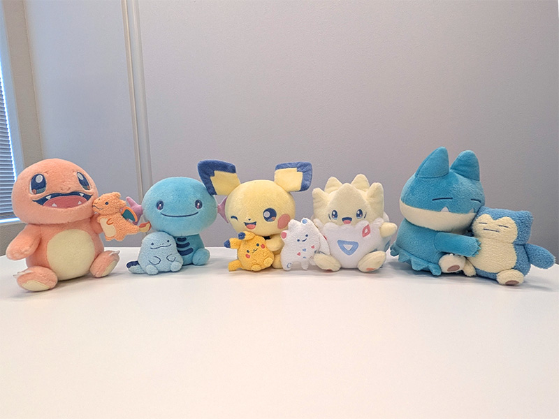トレーナーからもらったぬいぐるみと遊ぶポケモンたちのグッズ「Little