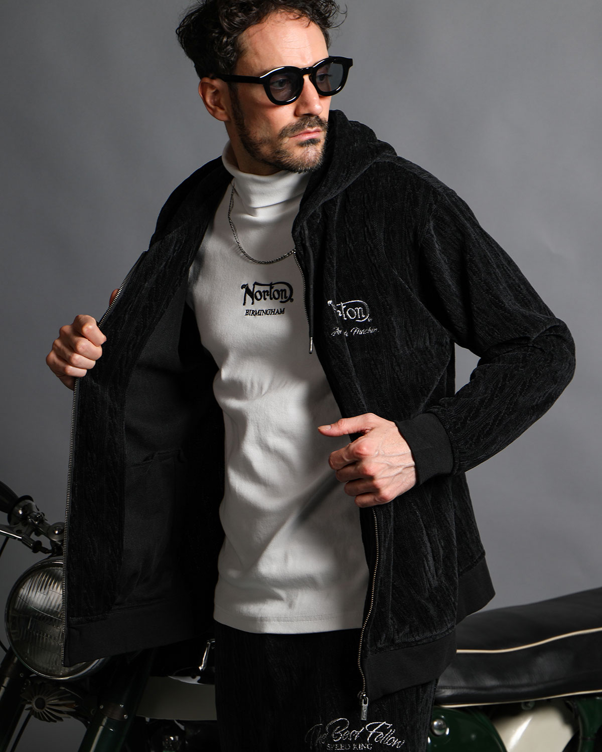 光沢と刺繍で魅せる、大人のベロアセットアップ Velour Two Piece