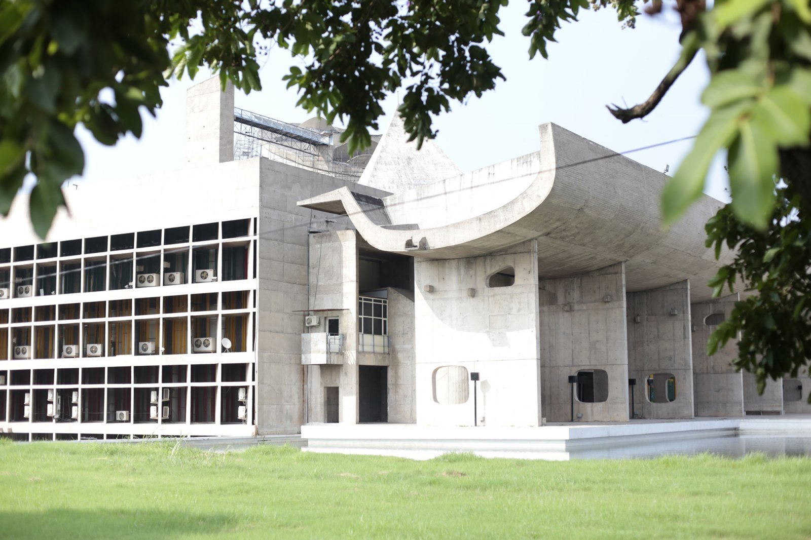 デザインはピエール・ジャンヌレ。ル・コルビュジエによる北インド都市