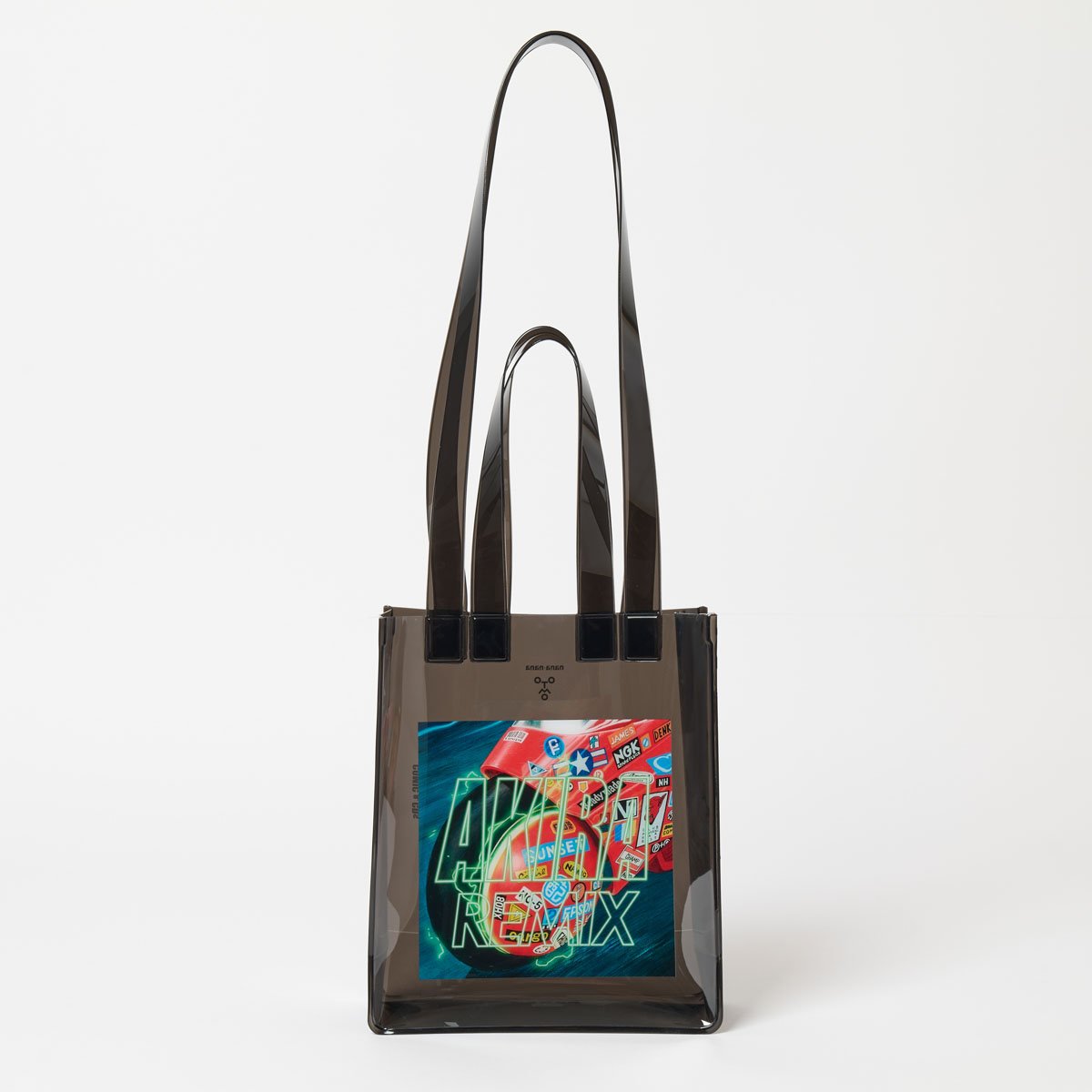 AKIRA』×nana-nana、透明素材が織りなす新世代バッグ。大友克洋監修の