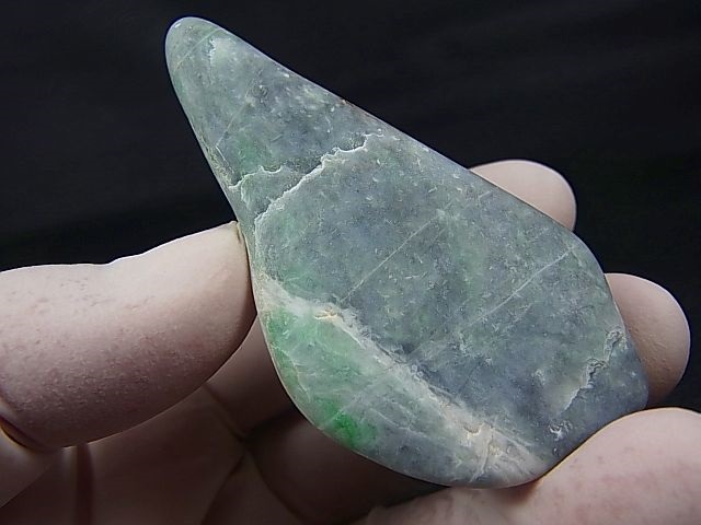 大変貴重糸魚川翡翠 金山谷 山石 板状原石 若竹色 宝石質 25.9g