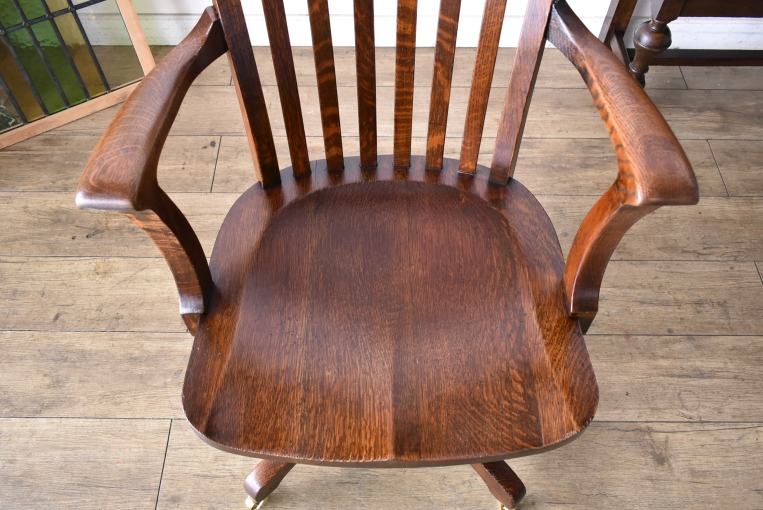 パルテノン アンティーク / 機能的かつ優美なデザインが魅力の回転式