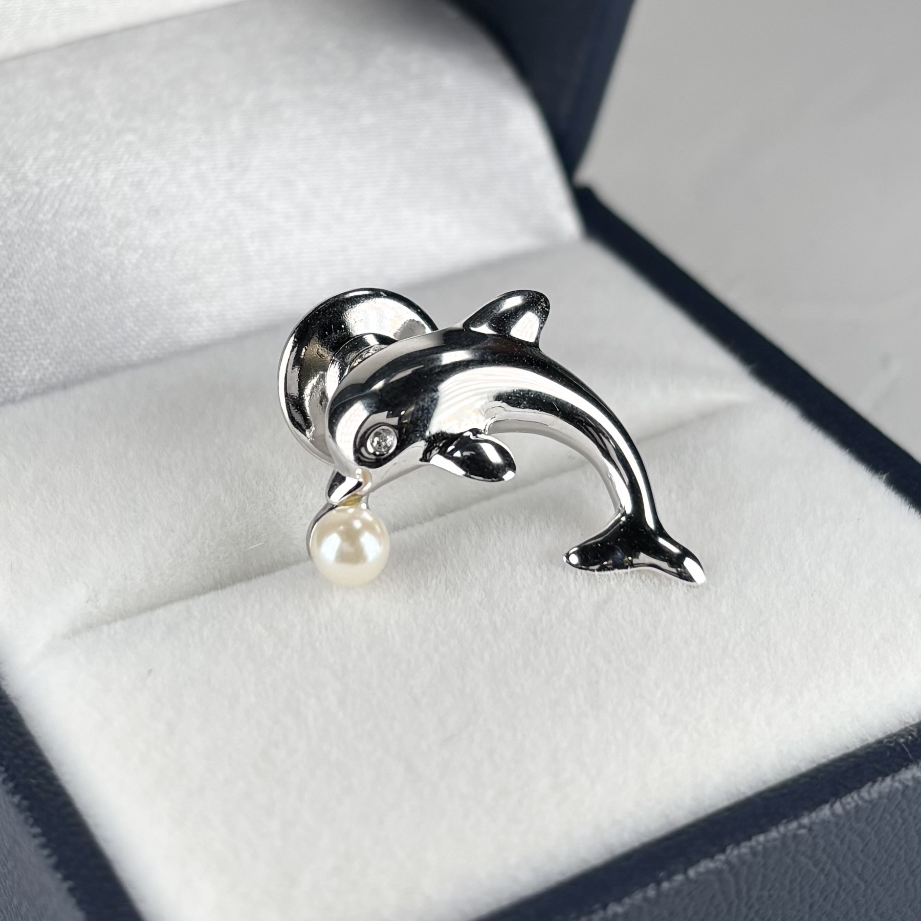 アコヤ真珠 ピンブローチ イルカモチーフ 4-4.5mm ホワイト ラウンド