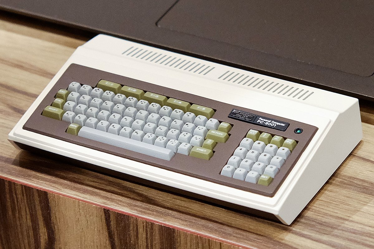 NEC、ミニチュア版「PasocomMini PC-8001」発表。LAVIE Pro Mobileの