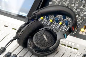 ソニー、同社初の開放型モニターヘッドホン「MDR-MV1」。立体音響時代