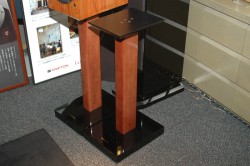 クリプトン、木材と鉄を組み合わせたハイブリッドスピーカースタンド