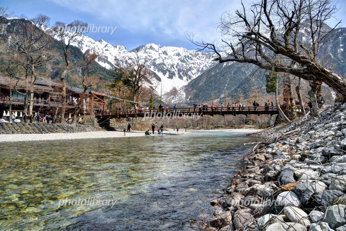 長野県 春の上高地 河童橋と雪山の穂高連峰 写真素材 [5983520