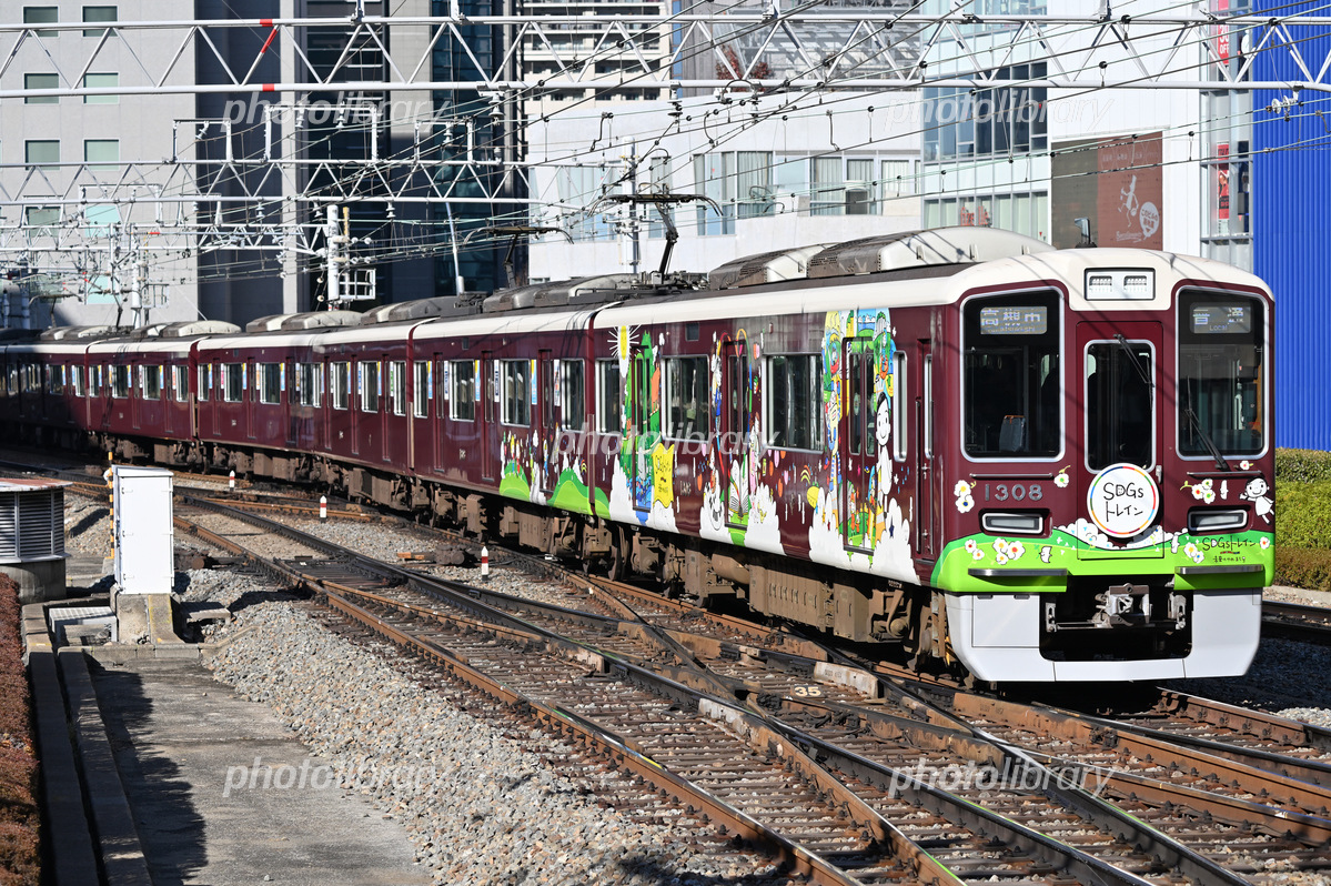 阪急京都線1300系1308F SDGsトレイン 写真素材 [7454977] - フォト