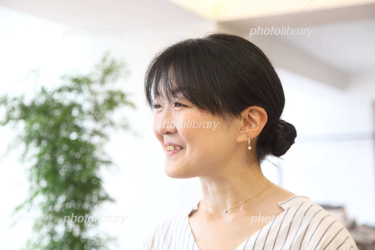 笑顔の30代女性の横顔 写真素材 [7059818] - フォトライブラリー
