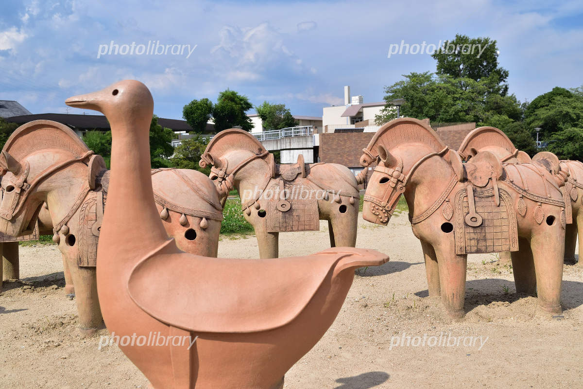 大阪高槻・今城塚古墳の騎馬と水鳥の埴輪 写真素材 [7526841] - フォト