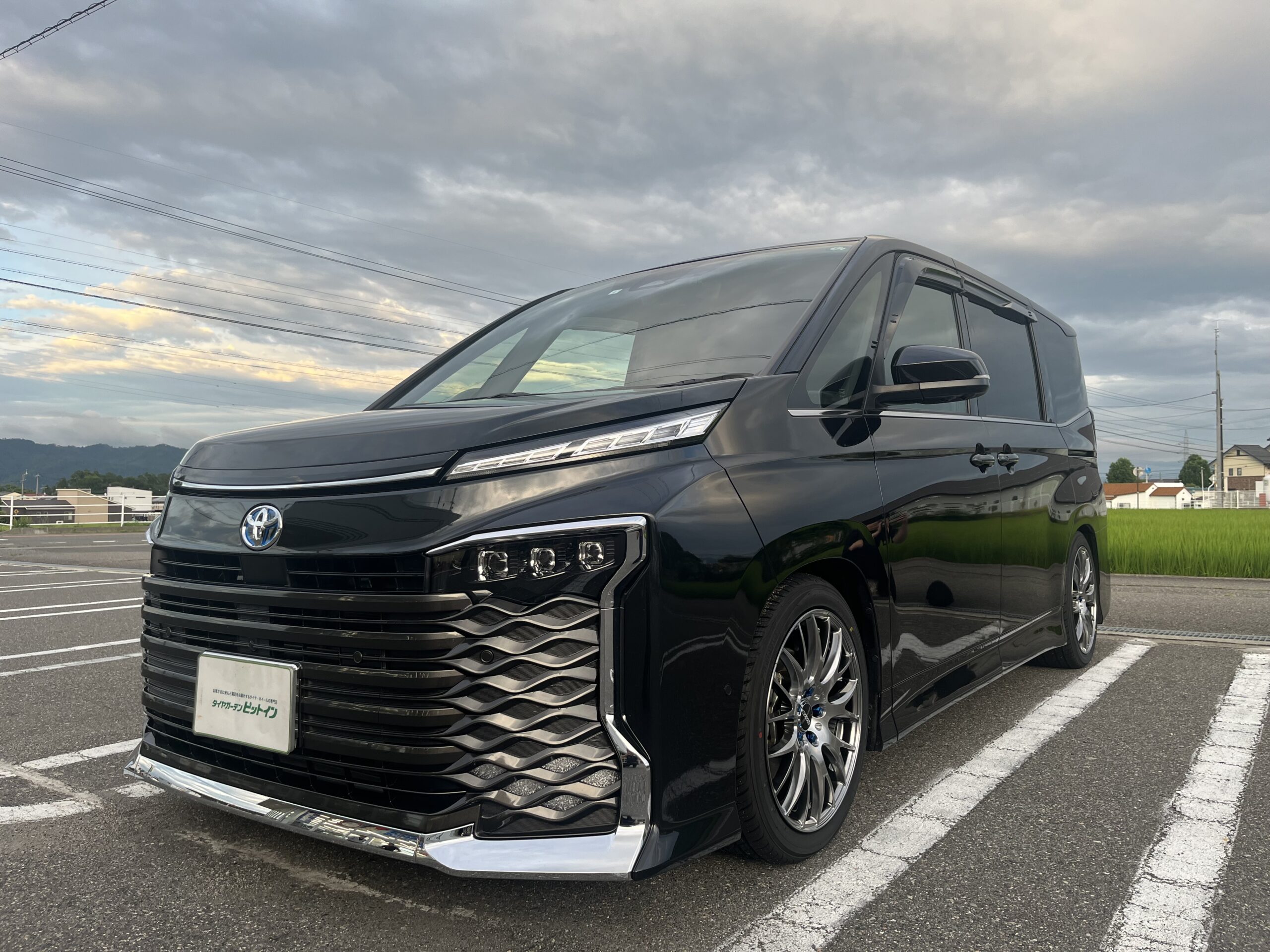 TOYOTA VOXY | タイヤはピットイン