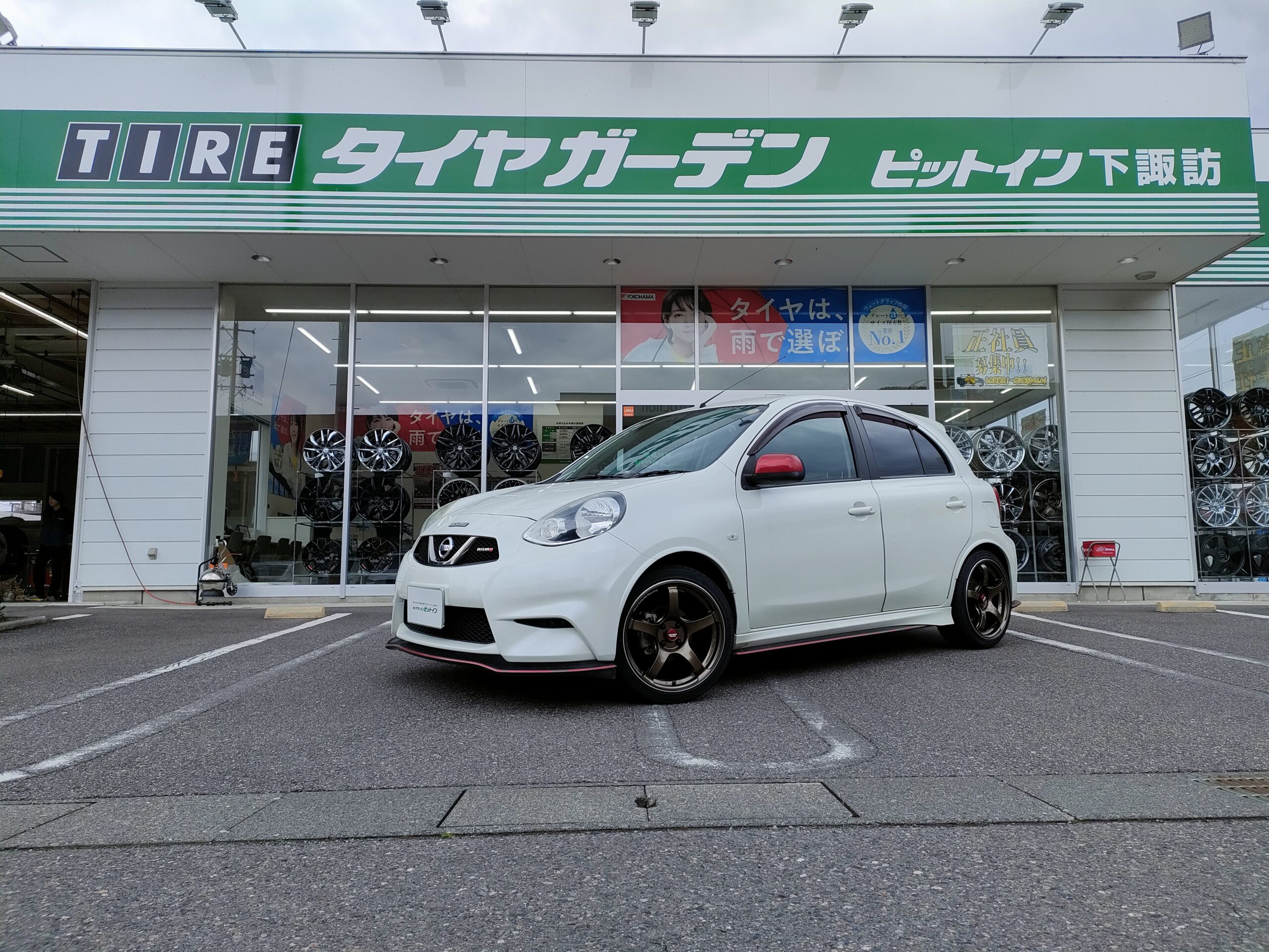 日産 マーチNISMO | タイヤはピットイン