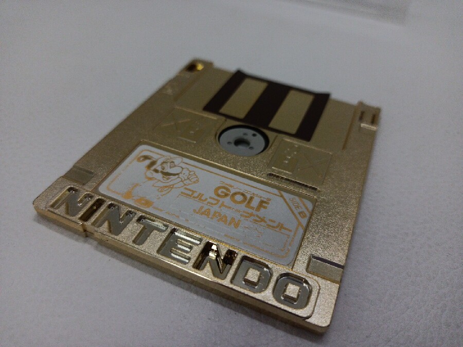 激レア非売品、ファミコンディスクシステムのゴールドディスク マリオ