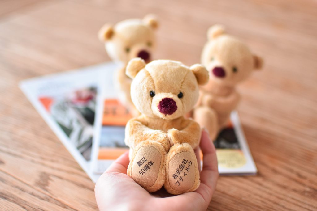 ノベルティ】企業の展示会や周年記念にも！足裏プリント入りの特注ベア