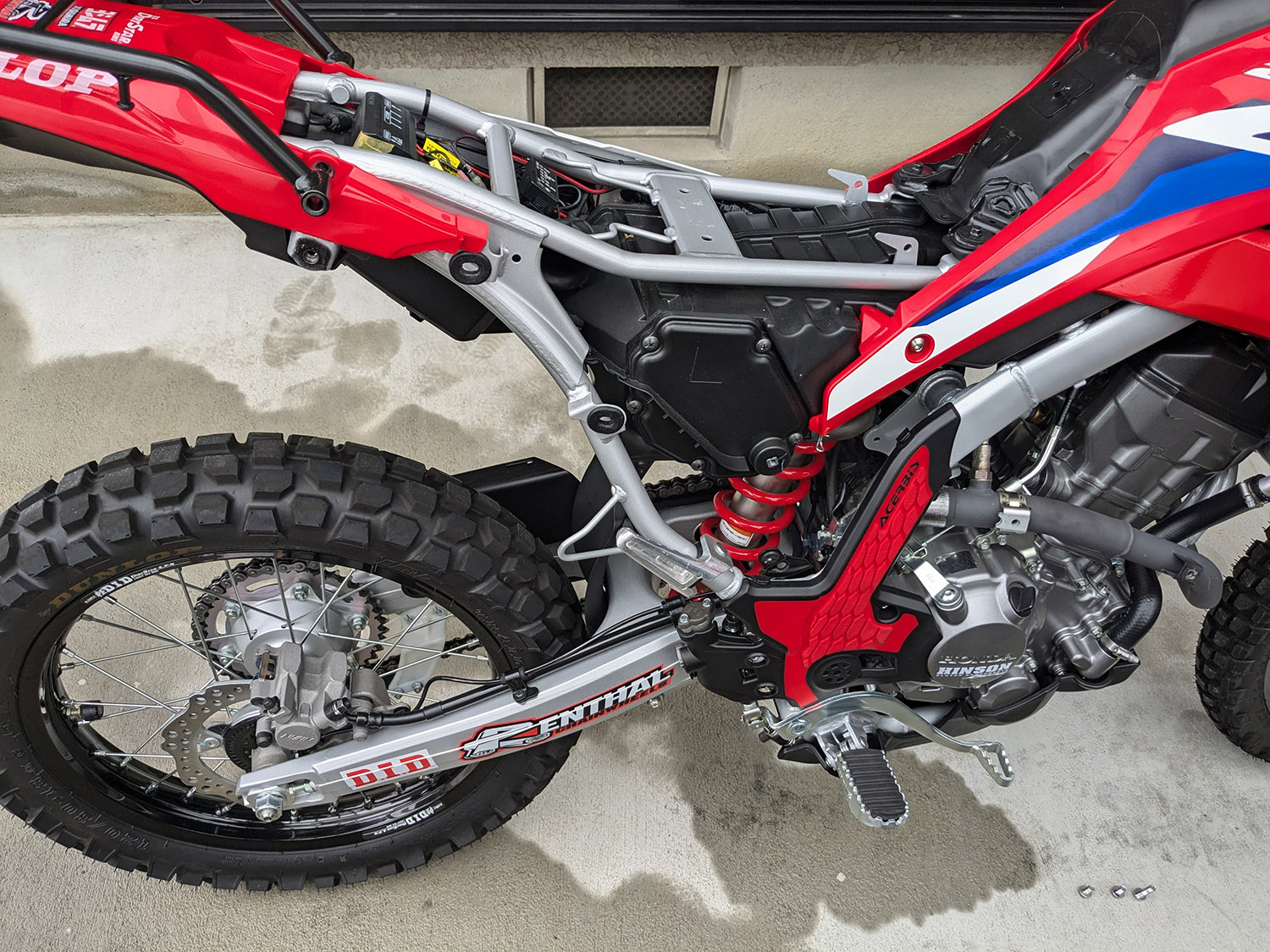 CRF250L MD47 LCIショートカーボン スリップオンマフラー 取付 - PUSH