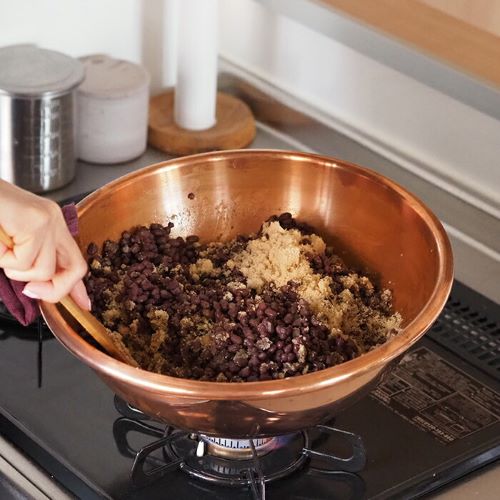 あんこ作りがお店の味に。銅鍋に新商品が加わりました！ – プロ