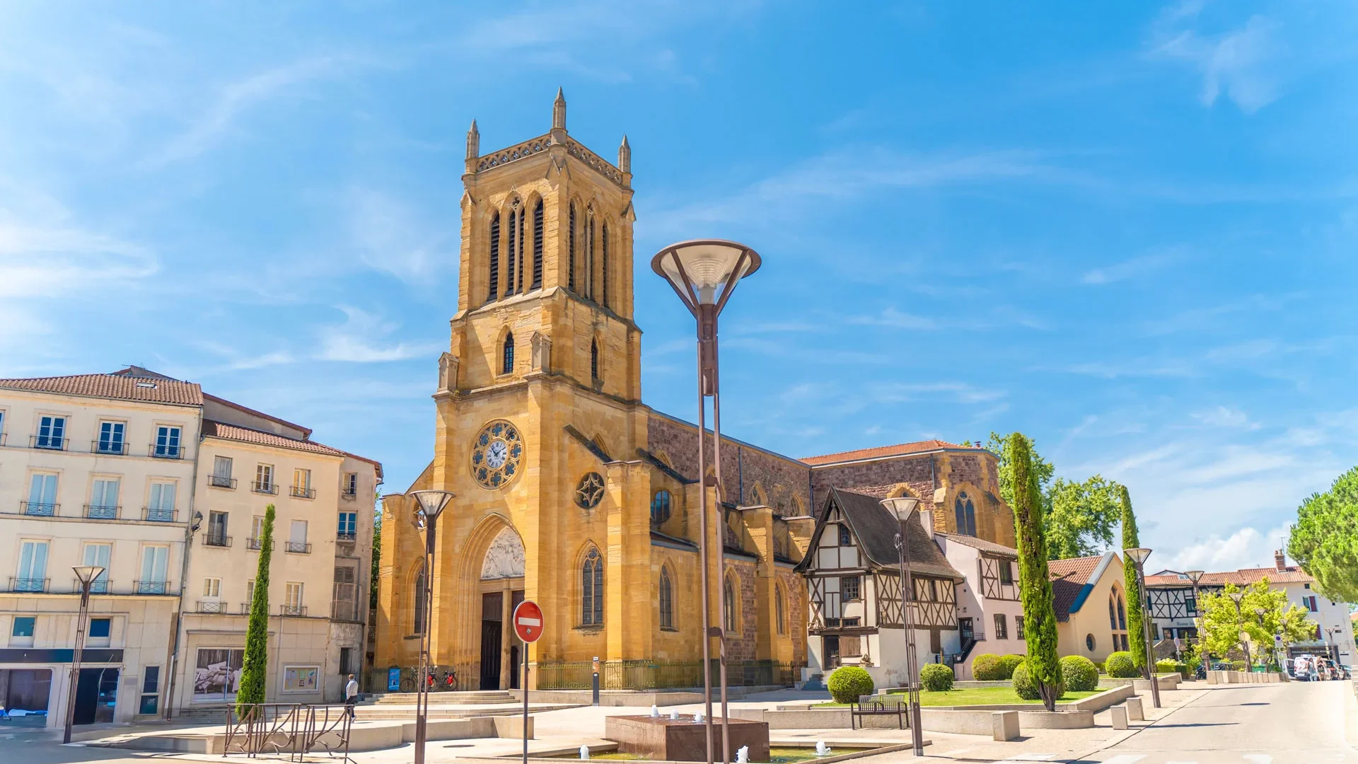The old town of Roanne and its castle in the heart of the city