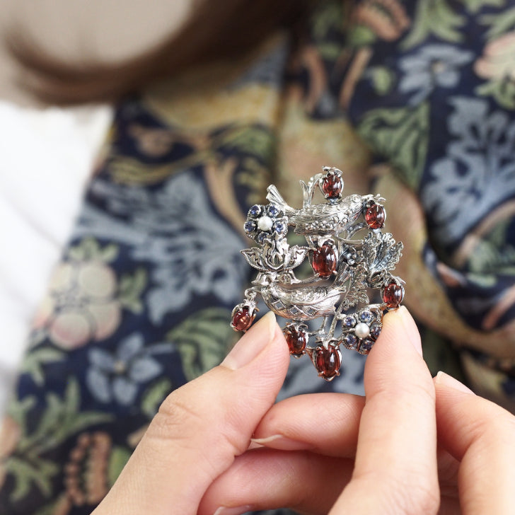 SVウィリアム・モリスいちご泥棒ペンダントブローチ(ガーネット