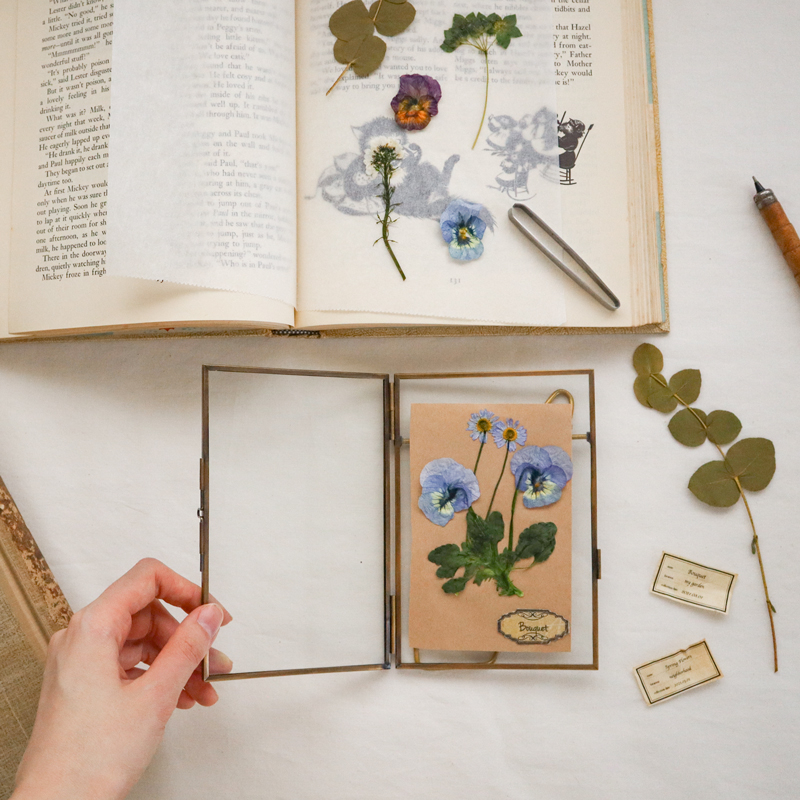 誰でも簡単！ フォトフレームを使った押し花アートの作り方 ｜家具