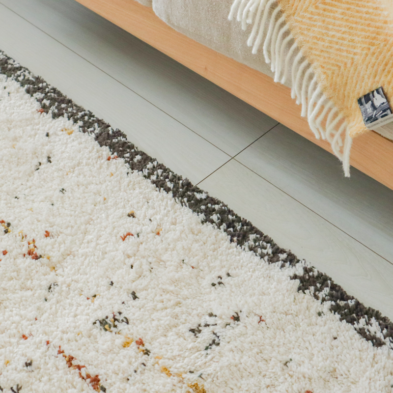 わたしの愛用品-もう床の硬さに悩まないBIANCA LINE-DOTラグで床生活が