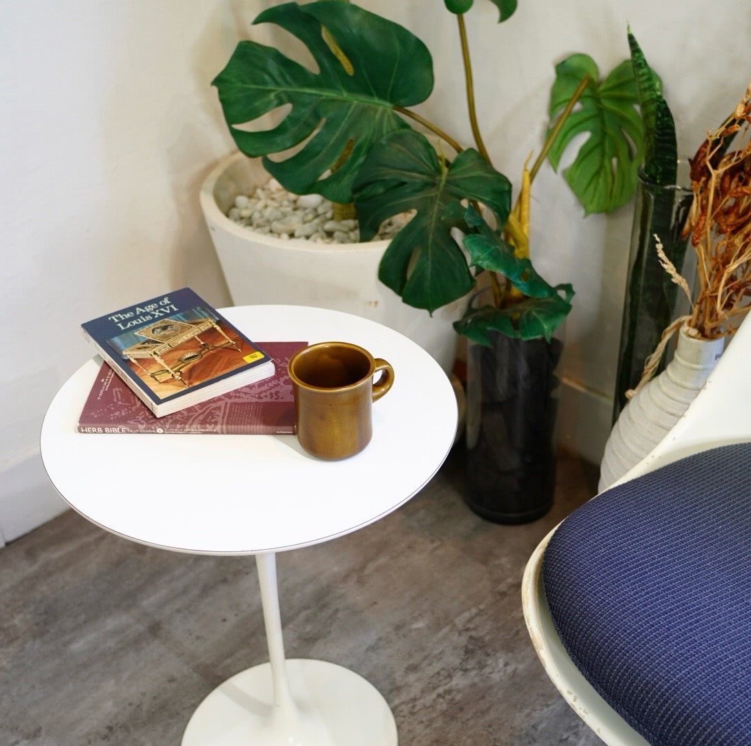 ノル Knoll チューリップテーブル サイドテーブル 小 エーロサーリネン